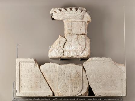 <b>L�pide comemorativa</b>